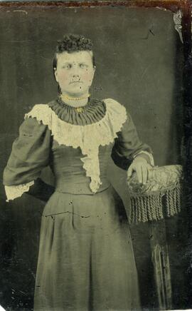 Photographie d’une femme.  Photographie sur métal