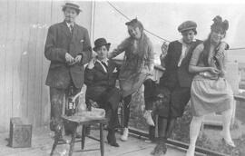 Groupe d'acteurs et actrice