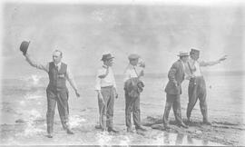 Plusieurs hommes sur le bord du Fleuve St-Laurent