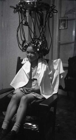 Carmen chez Mlle Jeanne Redman coiffeuse