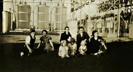 Adrien Vohl et leurs enfants devant une centrale électrique