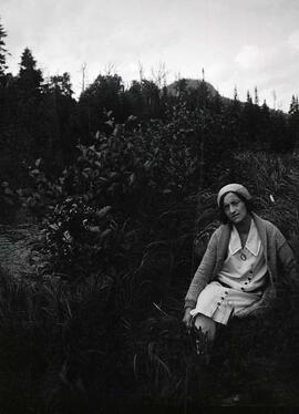 Une femme inconnue à côté d'un bosquet