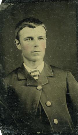 Photographie d’un jeune homme. Photographie sur métal
