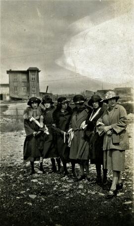 Six femmes endimanchées