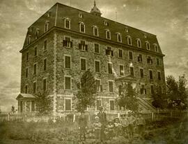 Couvent de St-Casimir – enfants et adultes à chapeaux - n&b.