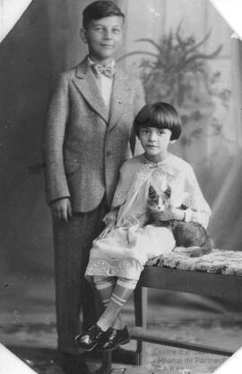 Photo de deux enfants et d’un petit chat tout mignon