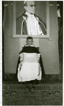 Rémy Vohl déguisé en Père Dominicain pour une pièce de théâtre au Collège