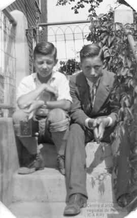 Photo de deux enfants dans les escaliers