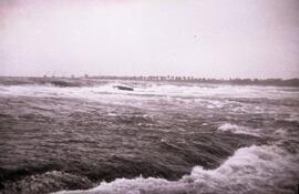 Un bateau sur les vagues