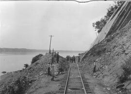 Plusieurs personnes sur une traque de chemin de fer