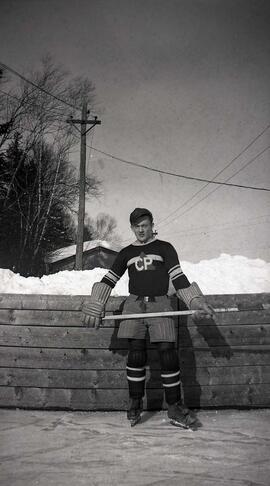 Vachon Raymond habillé en joueur d'hockey