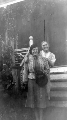 Deux femmes près d'une maison