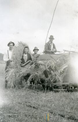 Un groupe à l'extérieur avec une balle de foin