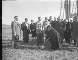 Bénédiction des travaux de l'école de Saint-Casimir "Première pelletée de terre"
