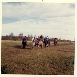 Famille Vohl à cheval un dimanche au chalet à Rolland
