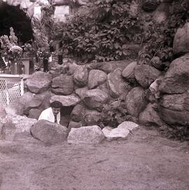 Une femme près de rochers