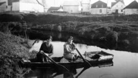 Deux femmes sur un bateau