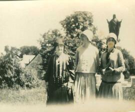 Trois femmes devant une statue