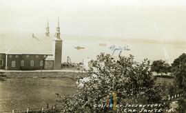 Carte postale de l'église et du presbytère de Cap Santé - fleuve - champ