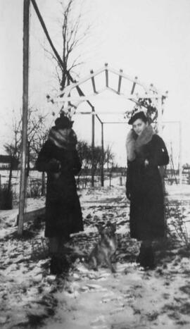 Deux femmes à l'extérieur l'hiver