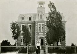 Yvonne L'Écuyer devant un couvent