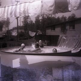 Des  enfant jouent dans une piscine