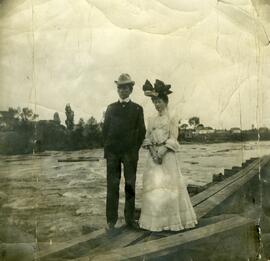 Un couple près de la rivière fin du 19e siècle