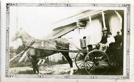 Fortunat Vohl et Simone Petitclerc (petite-fille) en voiture