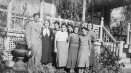 Plusieurs personnes près d'une galerie