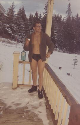 Homme qui est sur le point de lancer une boule de neige