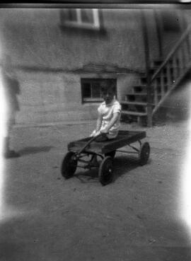 Un garçon sur un chariot
