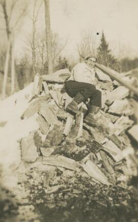 Homme sur un amas de bois