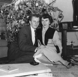 Couple devant le sapin de Noël