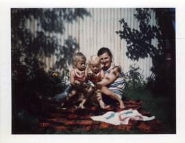 Lyne et Édith Arcand avec leur tante Claudine