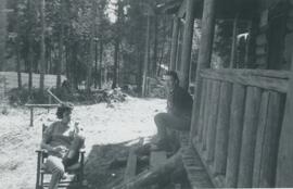 Femmes assises devant un chalet