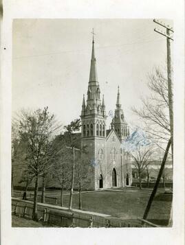 Église de Grondines 1  - trottoir, clôture