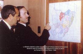 Marcel-R. Plamondon, député de Portneuf montre au Ministre Gabriel Loubier la carte du territoire de la Réserve Portneuf au bureau de Rivière-à-Pierre