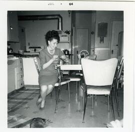 Irma Vohl dans la cuisine chez ses parents