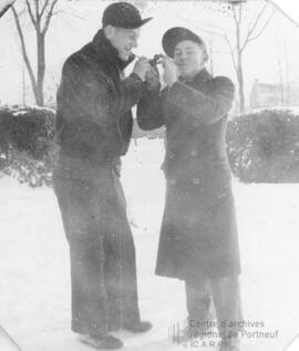 Deux hommes fumant la pipe