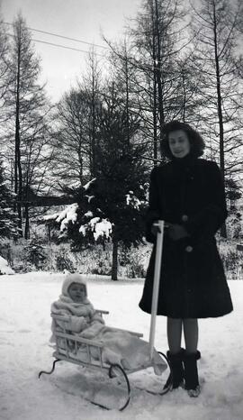 Vachon Michel avec un chien sur une galerie