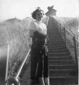 Photo d’une femme dehors dans un grand escalier
