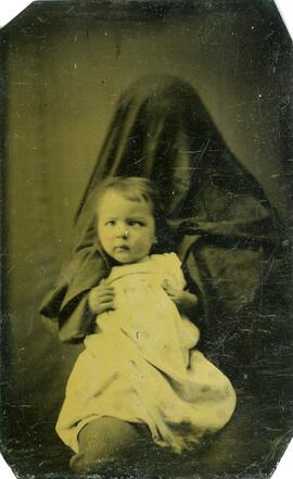 Bébé posant, tenue par une personne cachée