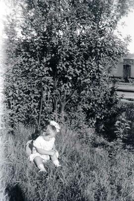 Une fillette assise par terre