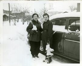 Irma et Fleurette Vohl prêtes pour aller patiner