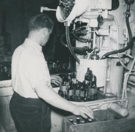 Asselin Denis – Encaissement des bouteilles - Liqueurs Leduc