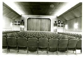 Intérieur d’une salle de spectacle – Chevalier de Colomb– deux drapeaux du Québec sont visibles