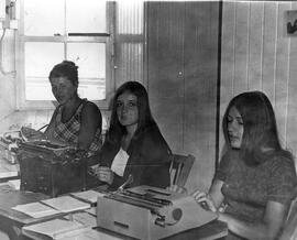 Femmes travaillant à la machine à écrire