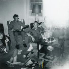 Quatre personnes dans un salon