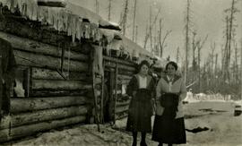 Yvonne L'Écuyer avec une femme dans un chantier de bucherons