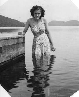 Photo d’une femme près d’un quai debout dans l’eau